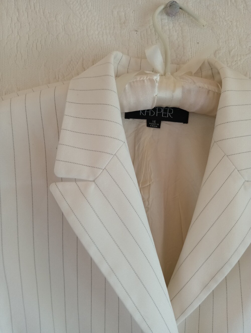 Kasper White Pinstripe Blazer with Dark Buttons Femme Summer Business Work Wear - Picture 3 of 15